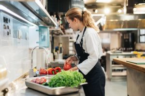 Як влаштуватися на роботу в Естонії українцю на тимчасовому захисті чи мігранту